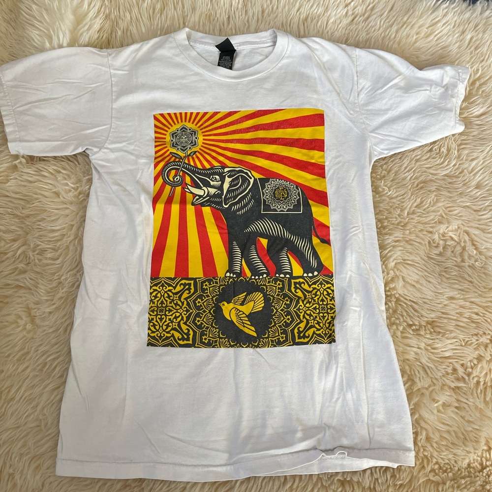 Obey men’s small t-shirt